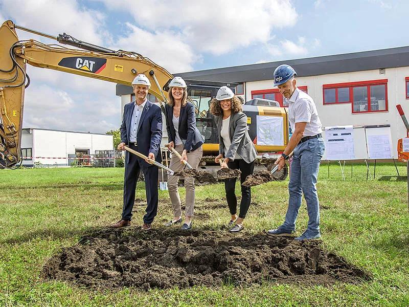 Im Bild von links: Funkwerk-Systems-Geschäftsführer Uwe Lehmann, Funkwerk-Vorstand Kerstin Schreiber, Anna Hörmann als Vertreterin der Mehrheitseigner-Familie und Matthias Stieff vom betreuenden Ingenieurbüro igb