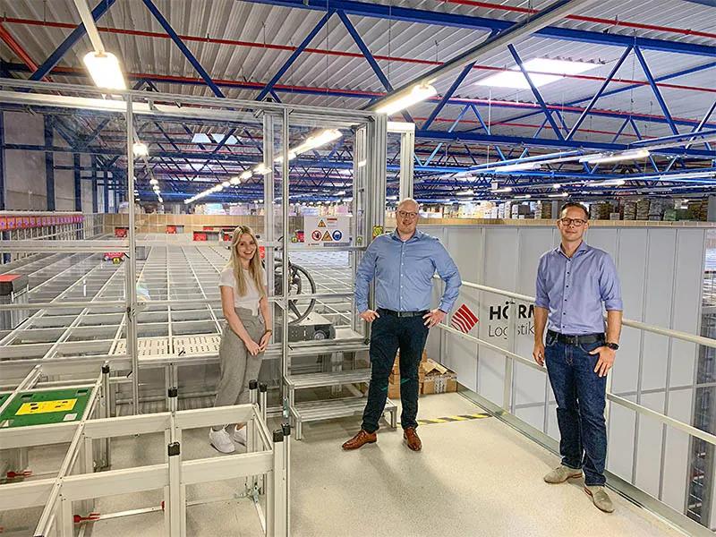 Im Bild von links: Laura Stephinger, Fabian Schellhas und Fabian Selder haben ein Trainee-Programm zum Einstieg in die HÖRMANN Gruppe gestartet. Auf einer ihrer ersten Stationen erhielten sie einen Einblick in AutoStore® der HÖRMANN Logistik.