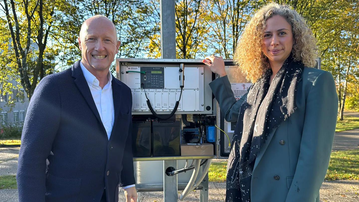 Dr. Peter Podesser, Vorstandsvorsitzender SFC Energy AG und Anna Hörmann, Geschäftsführerin HÖRMANN Warnsysteme GmbH