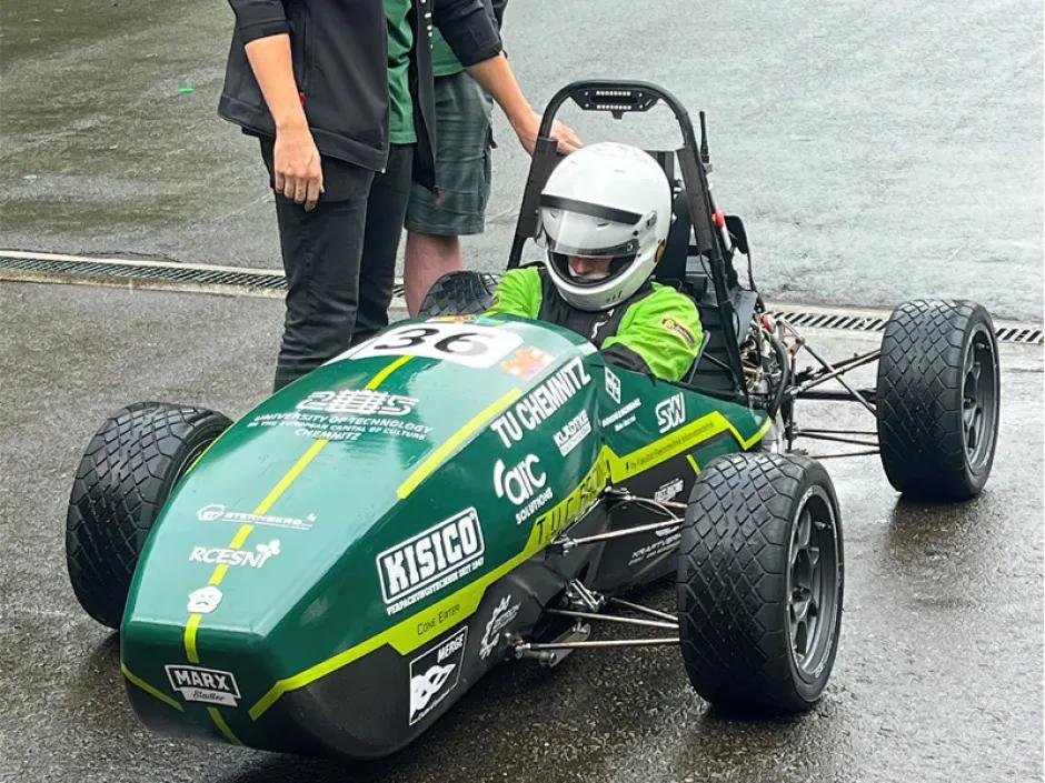 Finanzielle und Wissensunterstützung für die studentischen Racing-Teams der TU Chemnitz und der Hochschule Mittweida durch HÖRMANN Vehicle Engineering (HVE).